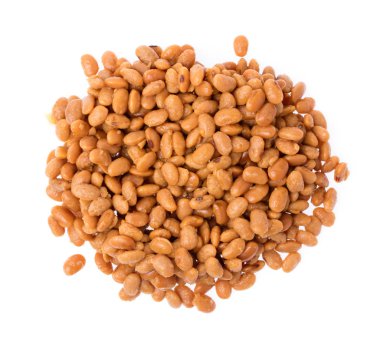 Beyaz arkaplanda izole edilmiş soya fasulyesi ezmesi yığını.