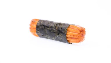 Beyaz arka planda izole edilmiş yosun pirinç krakerleri.