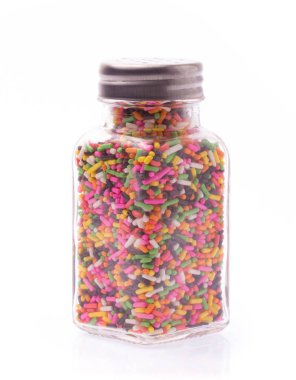 Beyaz arkaplanda izole edilmiş renkli şeker şişesi