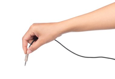 El ele tutuşan ses kablosu 3.5 mm. beyaz arkaplanda izole