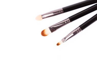 beyaz zemin üzerinde izole makyaj fırça seti.