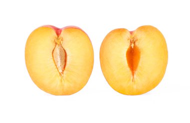 Beyaz arkaplanda izole edilmiş olgun yakut erik meyvesi