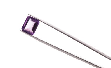 Beyaz arka plan üzerinde izole Ametist