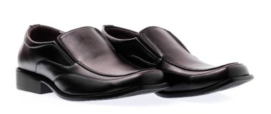 Beyaz arka plan üzerinde yarı resmi erkekler siyah deri ayakkabı