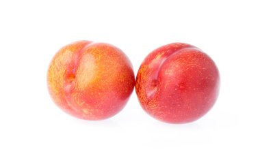 olgun yakut erik meyvesi beyaz arkaplanda izole