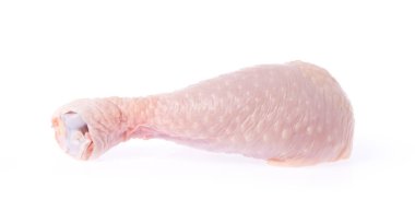 Beyaz arka planda çiğ tavuk eti