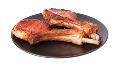 Beyaz arka planda ızgara domuz pirzolası.