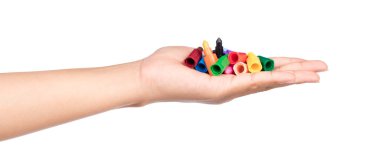 Beyaz arka planda izole edilmiş renkli boya kalemleri.