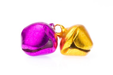 Beyaz arkaplanda izole edilmiş renkli küçük çan.