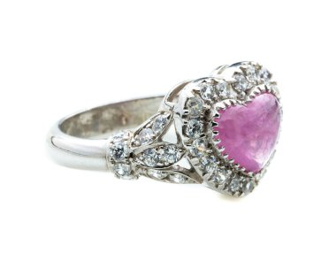 Beyaz arkaplanda pembe yakut yüzük