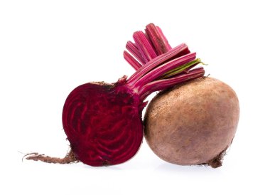 Beyaz arka plan üzerinde izole kırmızı pancar dilim.