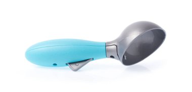 Mavi dondurma kepçesi beyaz arka planda izole edilmiş