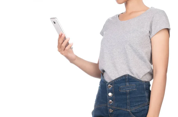 穿空白灰色T恤的女人 穿白色背景手机隔离的牛仔裤的女人 — 图库照片