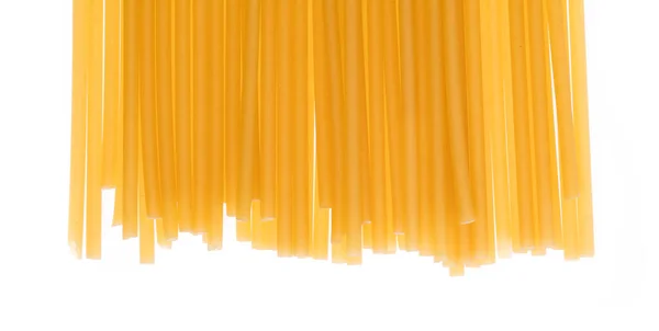 白い背景に隔離された生スパゲティ — ストック写真