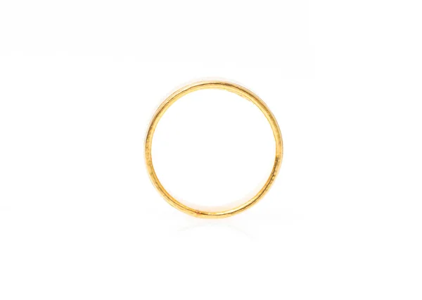 白地に孤立した黄金の環 — ストック写真