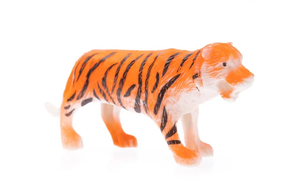 老虎是用塑料制成的 白色背景的动物玩具 — 图库照片