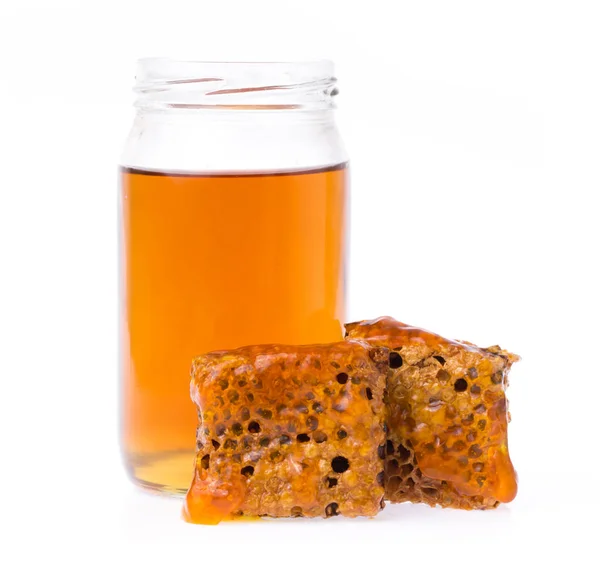 Botol Madu Dengan Honeycombs Terisolasi Pada Latar Belakang Putih — Stok Foto