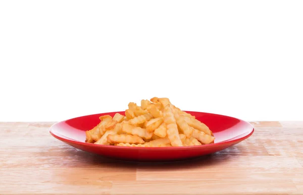 Batatas Fritas Serrilhadas Prato Madeira Isolada Sobre Fundo Branco — Fotografia de Stock