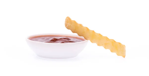 Gekartelde Frietjes Dip Tot Tomatensaus Geïsoleerd Witte Achtergrond — Stockfoto