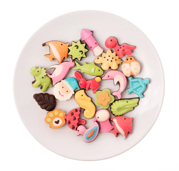 Bir tabak çikolatalı tatlı beyaz arka planda izole edilmiş.