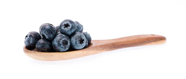 Holzlöffel Mit Blaubeerfrüchten Isoliert Auf Weißem Hintergrund — Stockfoto