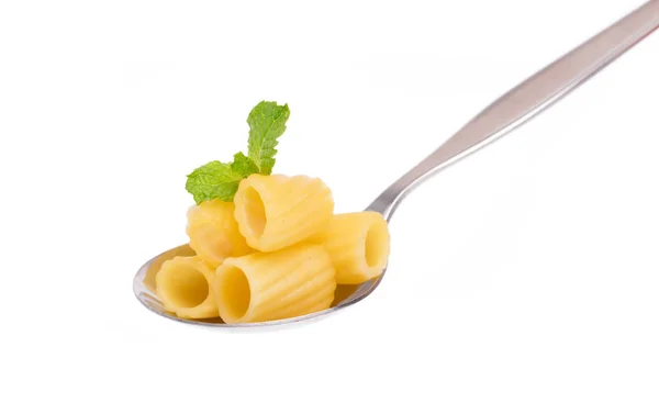勺子上的意大利面 白色背景隔离 — 图库照片