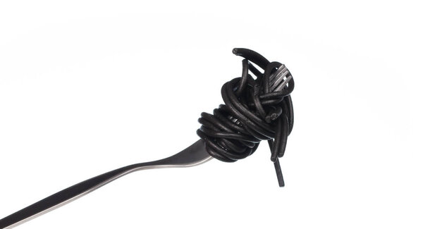 рулон черные спагетти на вилку изолированы на белом фоне
