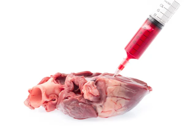 Rått Hjärta Med Blodspruta För Injektion Isolerad Vit Bakgrund — Stockfoto