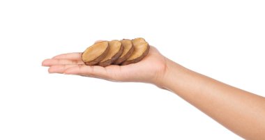 Beyaz arka planda izole edilmiş taze patates dilimi.