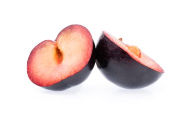 Beyaz arka plan üzerinde izole dilim Erik