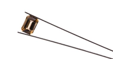 Topaz taşları beyaz arkaplanda isolarlandı