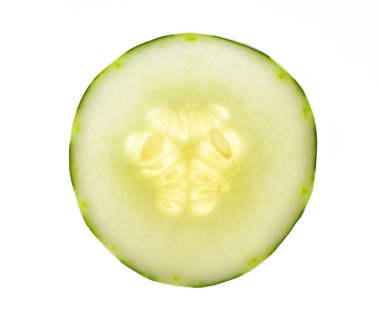 Beyaz arka plan üzerinde izole salatalık dilim