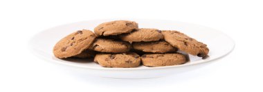 Beyaz arkaplanda izole edilmiş yemek üzerine çikolata parçacıklı kurabiye