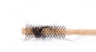 Kayıp saçla tarak fırçası, beyaz arkaplanda izole