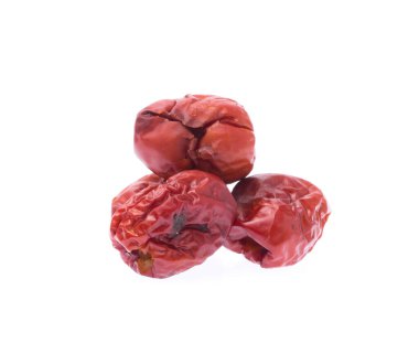 Kurumuş kırmızı tarih veya beyaz arka planda Çin jujubisi izole edilmiş