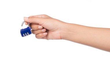 El ele tutuşan Anahtar Kodu kilidi beyaz arkaplanda izole edildi