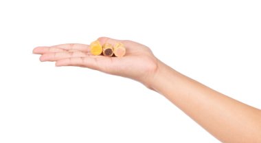 Beyaz arka planda çikolata ile el ele tutuşmalar