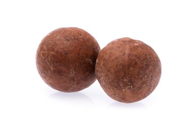 Macadamia fındığı beyaz arkaplanda izole edildi.