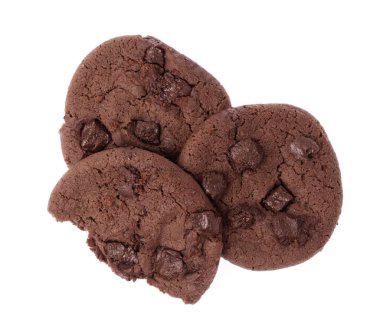 Beyaz arka planda izole edilmiş çikolata parçacıklı kurabiyeler.