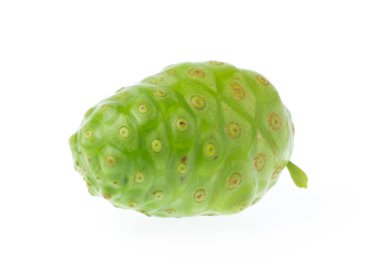 Noni meyvesi beyaz arkaplanda izole.