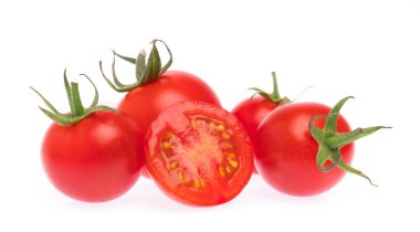 Beyaz arkaplanda izole edilmiş domates dilimi