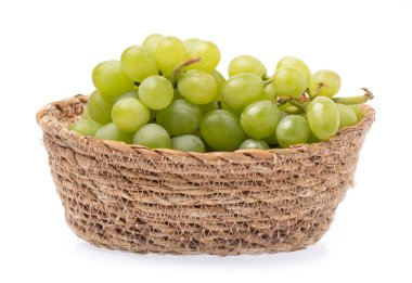 Beyaz arkaplanda yalıtılmış üzüm sepeti