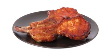 Beyaz arka planda ızgara domuz pirzolası.