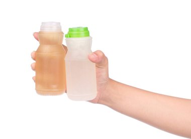 Beyaz arka planda izole edilmiş plastik şişede hindistan cevizi suyu.