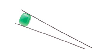 Yeşil taştan yeşil boncuklar beyaz arkaplanda izole edilmiş..