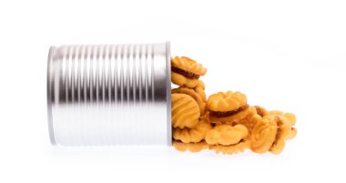 Alüminyum, beyaz arkaplanda izole edilmiş kurabiye konservesi