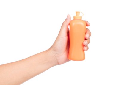 El ele tutuşan turuncu plastik şişe beyaz arka planda izole edildi