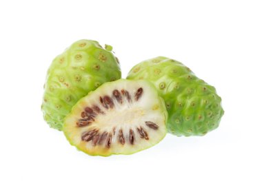 Dilimlenmiş Noni meyvesi beyaz arkaplanda izole.