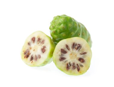 Dilimlenmiş Noni meyvesi beyaz arkaplanda izole.
