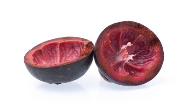 Beyaz arkaplanda izole edilmiş Mangosen kesimi